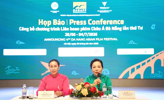 Ph&oacute; Chủ tịch UBND TP. Đ&agrave; Nẵng Nguyễn Thị Anh Thi v&agrave; Chủ tịch Hiệp hội X&uacute;c tiến ph&aacute;t triển Điện ảnh Việt Nam Ng&ocirc; Phương Lan đồng chủ tr&igrave; họp b&aacute;o.