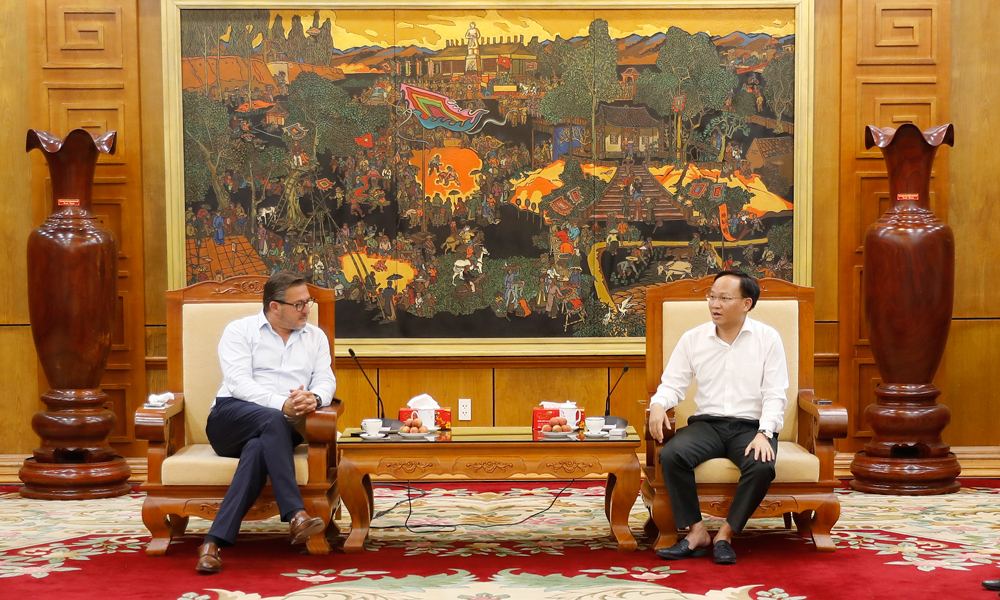 Đồng chí Phạm Văn Thịnh trao đổi với ông Stephane Castet. Đồng chí Phạm Văn Thịnh trao đổi với ông Stephane Castet.