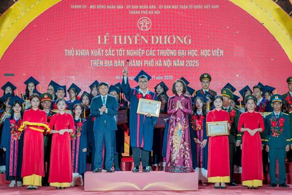 Đ&ocirc;̃ Thi&ecirc;n Dương, thủ khoa t&ocirc;́t nghi&ecirc;̣p xu&acirc;́t sắc được vinh danh