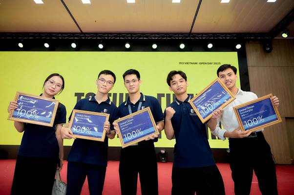 Sinh vi&ecirc;n nh&acirc;̣n học b&ocirc;̉ng 100%