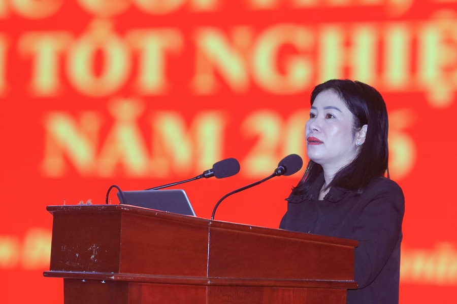 B&agrave; L&ecirc; Thị B&iacute;ch Li&ecirc;n, Tỉnh ủy vi&ecirc;n, Gi&aacute;m đốc Sở Gi&aacute;o dục v&agrave; Đ&agrave;o tạo, Ph&oacute; Trưởng ban Thường trực Ban Chỉ đạo Kỳ thi tốt nghiệp THPT năm 2026 tỉnh L&acirc;m Đồng ph&aacute;t biểu chỉ đạo Hội nghị.