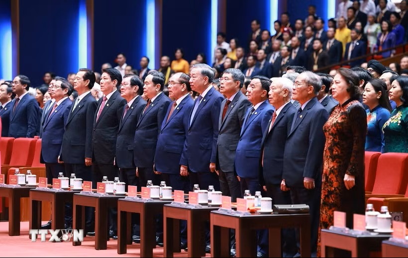 Tổng B&iacute; thư, Chủ tịch nước T&ocirc; L&acirc;m c&ugrave;ng c&aacute;c đại biểu thực hiện nghi lễ ch&agrave;o cờ. (Ảnh: Dương Giang/TTXVN)
