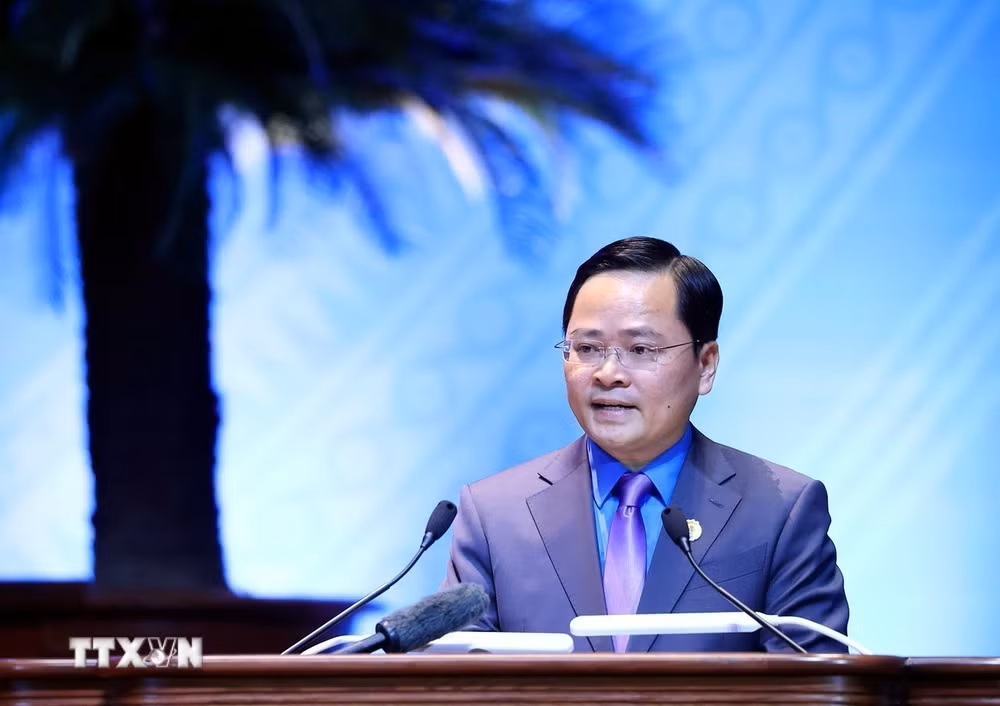 Đồng ch&iacute; Nguyễn Anh Tuấn, Ủy vi&ecirc;n Trung ương Đảng, Ph&oacute; Chủ tịch Ủy ban Trung ương Mặt trận Tổ quốc Việt Nam, Chủ tịch Tổng Li&ecirc;n đo&agrave;n Lao động Việt Nam kh&oacute;a XIII tr&igrave;nh b&agrave;y Diễn văn khai mạc Đại hội. (Ảnh: Tuấn Anh/TTXVN)