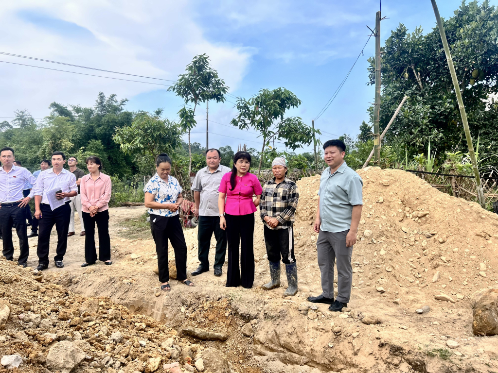 Đoàn ĐBQH tỉnh Quảng Ninh khảo sát việc thực hiện chính sách, pháp luật về đất đai tại xã Quảng Tân