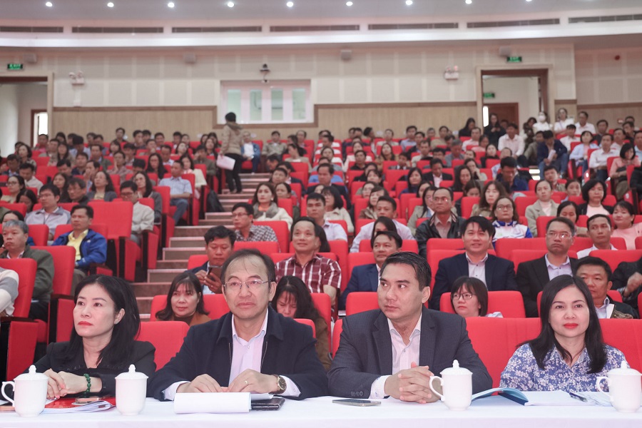 L&atilde;nh đạo Sở Gi&aacute;o dục v&agrave; Đ&agrave;o tạo, l&atilde;nh đạo sở, ng&agrave;nh li&ecirc;n quan, trưởng c&aacute;c điểm thi v&agrave; c&aacute;n bộ coi thi tham dự tập huấn.