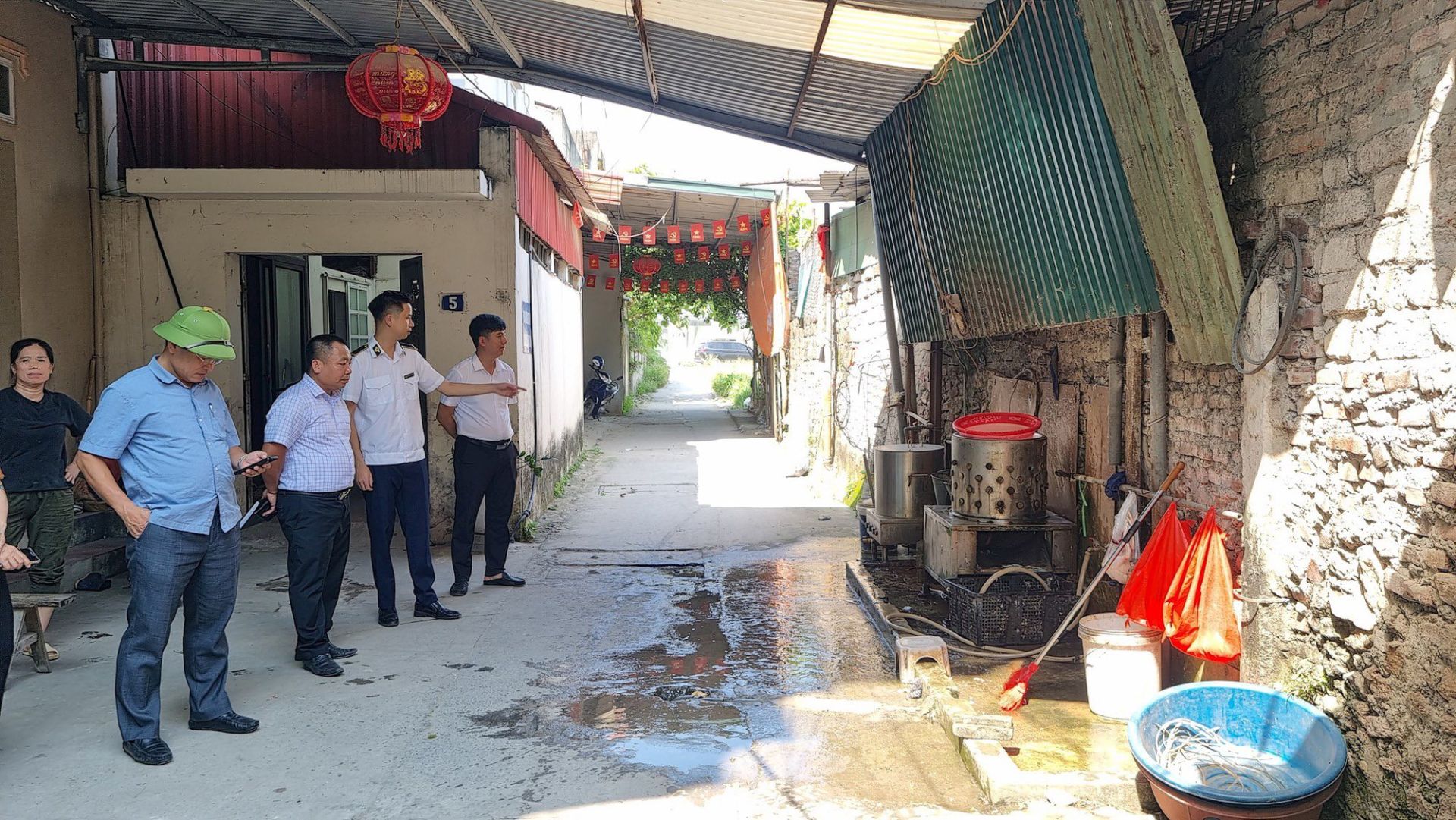 L&atilde;nh đạo địa phương kiểm tra một cơ sở giết mổ nhỏ lẻ trong khu d&acirc;n cư, chuẩn bị thực hiện lộ tr&igrave;nh đưa hoạt động giết mổ v&agrave;o c&aacute;c điểm tập trung theo quy định.
