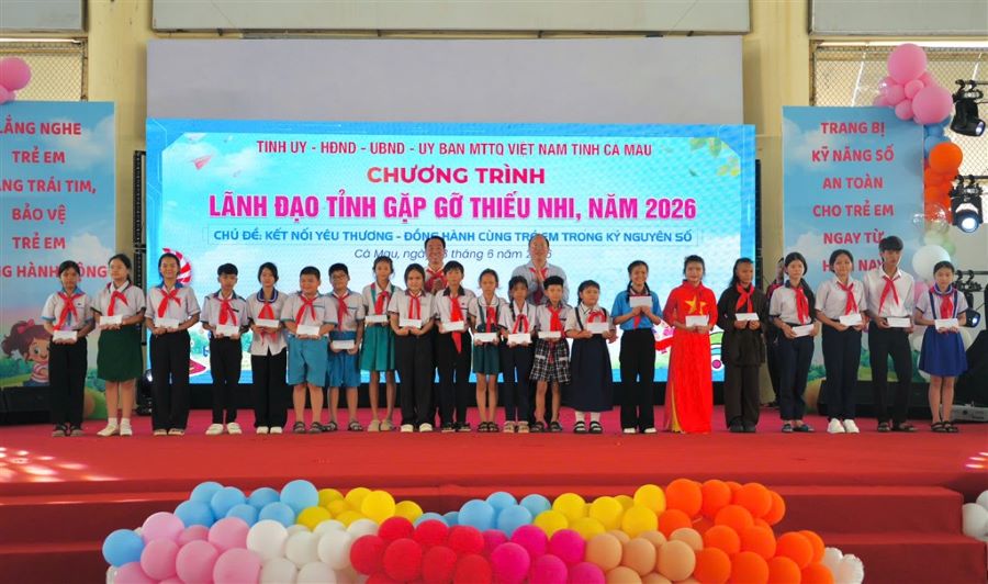 L&atilde;nh đạo tỉnh trao học bổng cho c&aacute;c em thiếu nhi.