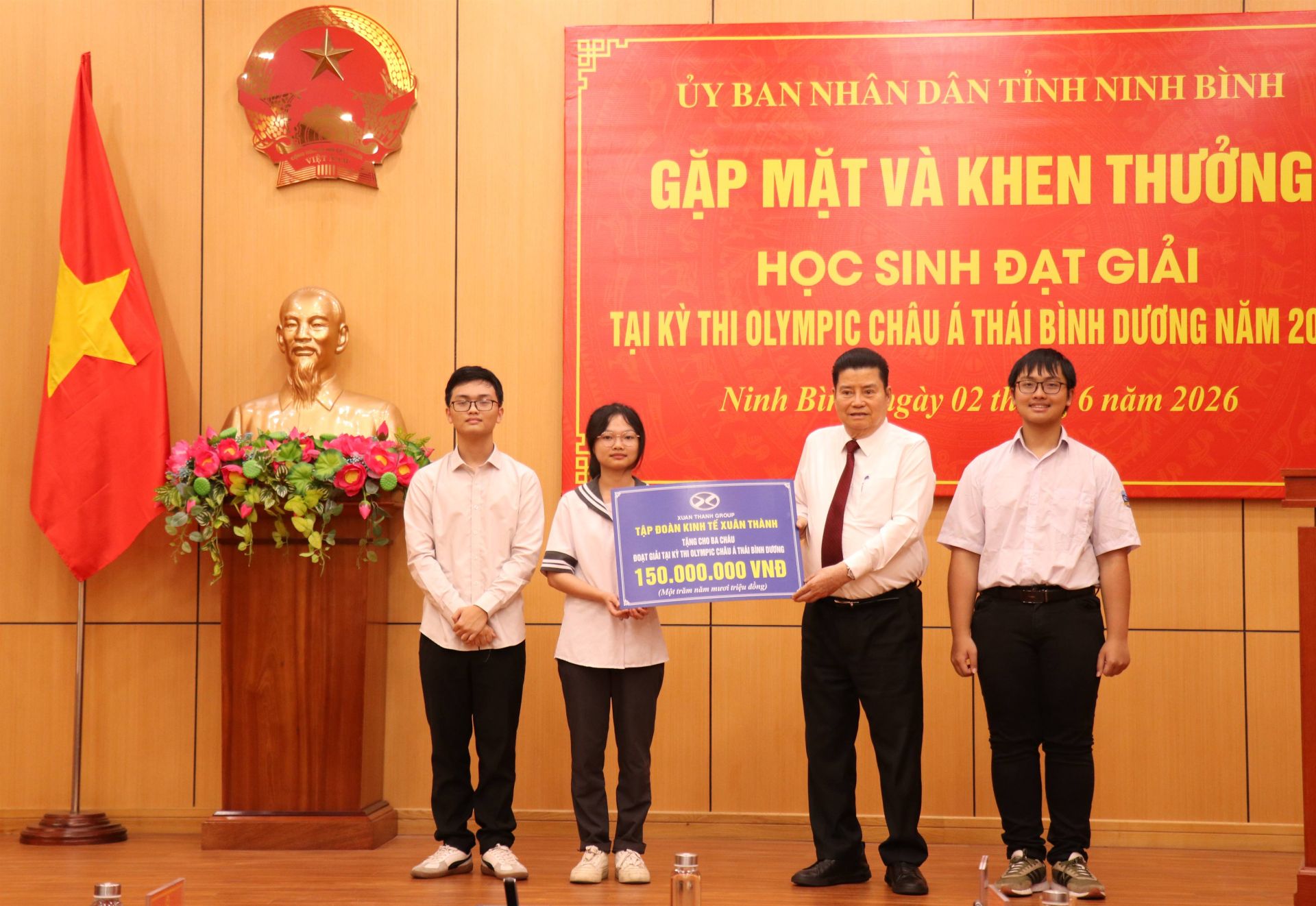 Tập đo&agrave;n Kinh tế Xu&acirc;n Th&agrave;nh đ&atilde; trao thưởng 150 triệu đồng nhằm động vi&ecirc;n, kh&iacute;ch lệ c&aacute;c học sinh tiếp tục nỗ lực học tập v&agrave; r&egrave;n luyện.