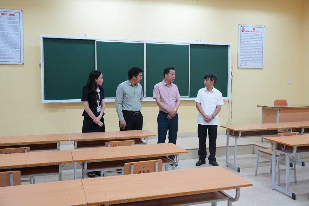 Đo&agrave;n c&ocirc;ng t&aacute;c kiểm tra cơ sở vật chất tại Trường THPT Cẩm Phả