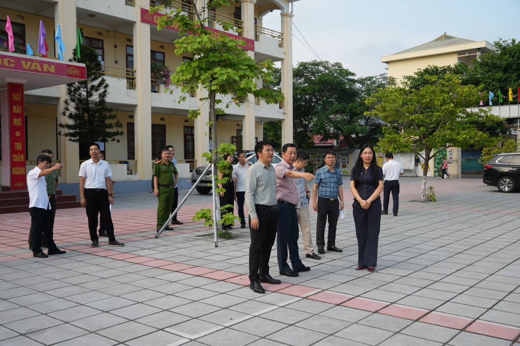 Ph&oacute; Chủ tịch UBND tỉnh Quảng Ninh y&ecirc;u cầu phường Cẩm Phả v&agrave; c&aacute;c đơn vị chức năng phối hợp chặt chẽ để đảm bảo c&aacute;c điều kiện phục vụ cho kỳ thi tại Trường THPT Lương Thế Vinh