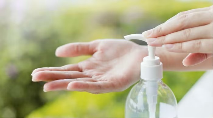 Sở Y tế H&agrave; Nội y&ecirc;u cầu ngừng ngay kinh doanh, sử dụng 2 l&ocirc; dung dịch vệ sinh phụ nữ Rolux AF