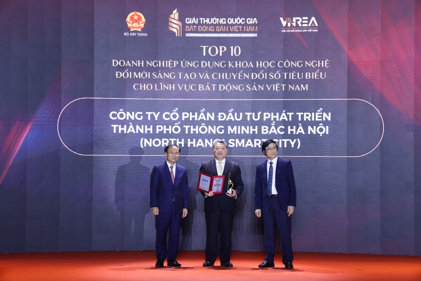 &Ocirc;ng Eisuke Nakanishi &ndash; Chủ tịch HĐQT C&ocirc;ng ty CP Đầu tư Ph&aacute;t triển Th&agrave;nh phố Th&ocirc;ng minh Bắc H&agrave; Nội (North Hanoi Smart City) nhận Danh hiệu