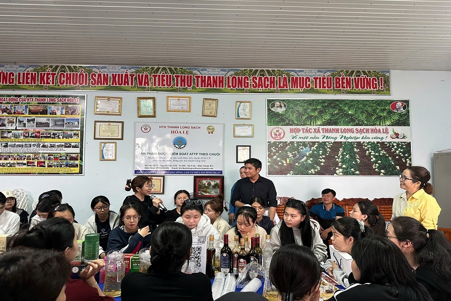 C&aacute;c th&agrave;nh vi&ecirc;n HTX c&ograve;n chia sẻ những c&acirc;u chuyện khởi nghiệp từ n&ocirc;ng nghiệp đổi mới s&aacute;ng tạo, kinh nghiệm x&acirc;y dựng thương hiệu v&agrave; ứng dụng c&ocirc;ng nghệ số trong quảng b&aacute;, ti&ecirc;u thụ sản phẩm.