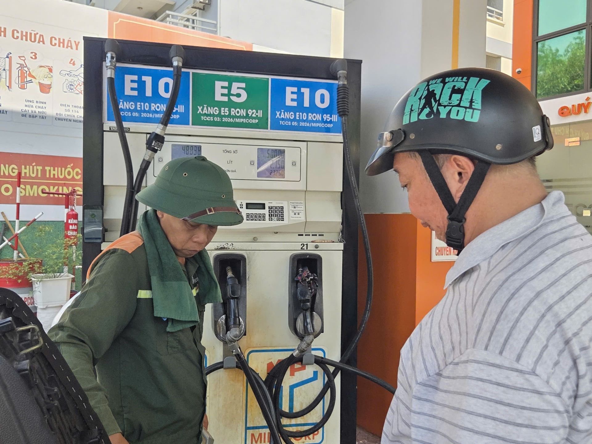Từ 15h h&ocirc;m nay gi&aacute; xăng dầu đồng loạt giảm s&acirc;u