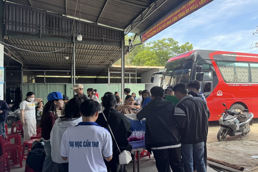 Th&ocirc;ng qua c&aacute;c hoạt động học tập thực tế, HTX Thanh long sạch H&ograve;a Lệ kh&ocirc;ng chỉ g&oacute;p phần x&acirc;y dựng cầu nối tri thức giữa nh&agrave; trường v&agrave; doanh nghiệp m&agrave; c&ograve;n mở ra hướng ph&aacute;t triển du lịch n&ocirc;ng nghiệp gắn với quảng b&aacute; n&ocirc;ng sản địa phương.