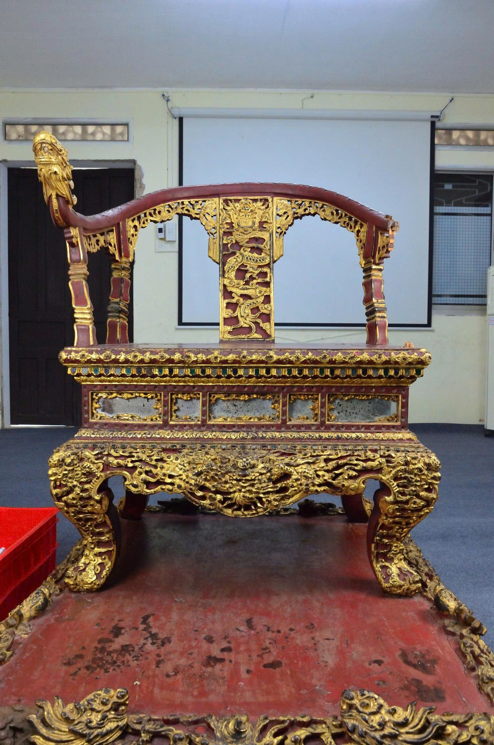 Ng&agrave;y 24/5/2025 Ngai Vua Triều Nguyễn bị kẻ xấu ph&aacute; hoại