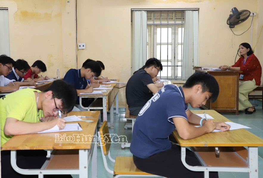 Th&iacute; sinh dự thi tại Hội đồng coi thi THPT Chuy&ecirc;n Hưng Y&ecirc;n. (Ảnh b&aacute;o HY)