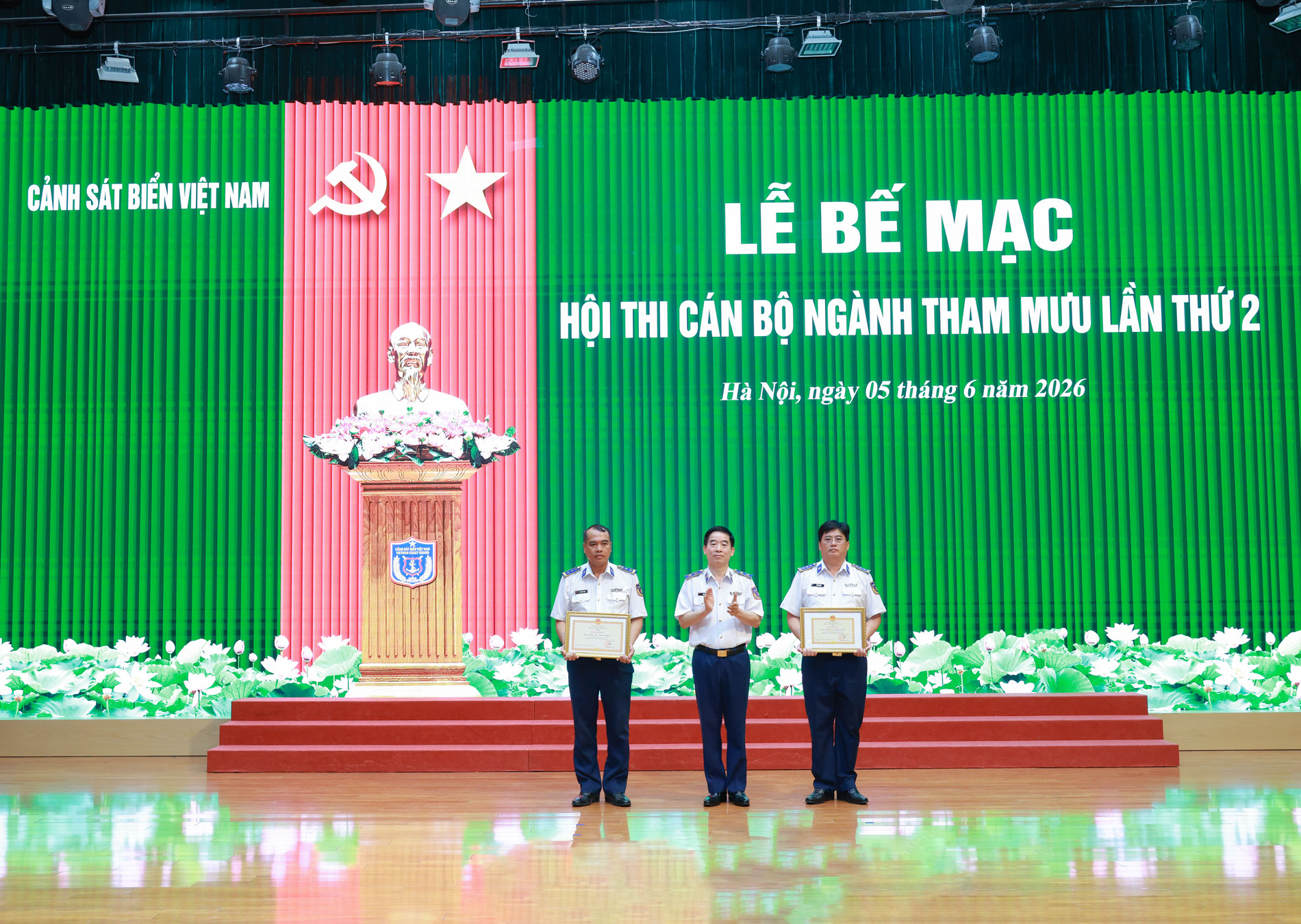 Trung tướng B&ugrave;i Quốc Oai &ndash; Ch&iacute;nh ủy Cảnh s&aacute;t biển Việt Nam trao giải Nhất v&agrave; Nh&igrave; to&agrave;n đo&agrave;n cho c&aacute;c đơn vị.