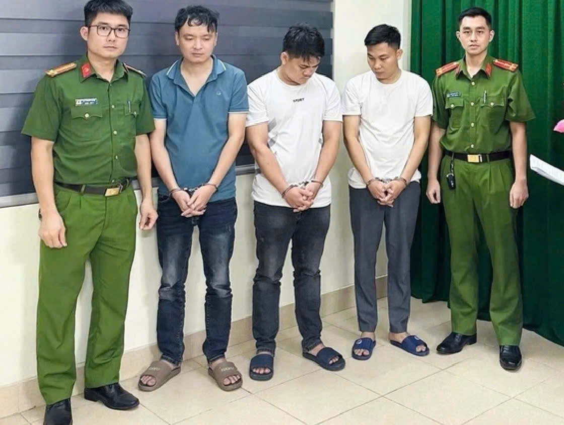 Ba bị can bị khởi tố, bắt tạm giam để điều tra về h&agrave;nh vi bu&ocirc;n b&aacute;n h&agrave;ng giả.