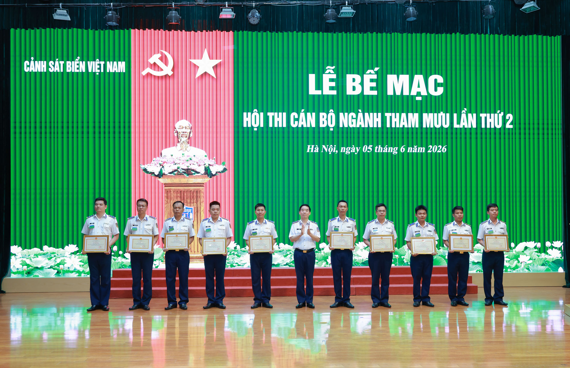 Trung tướng B&ugrave;i Quốc Oai &ndash; Ch&iacute;nh ủy Cảnh s&aacute;t biển Việt Nam trao giải Nhất trong từng m&ocirc;n thi cho c&aacute;c th&iacute; sinh.