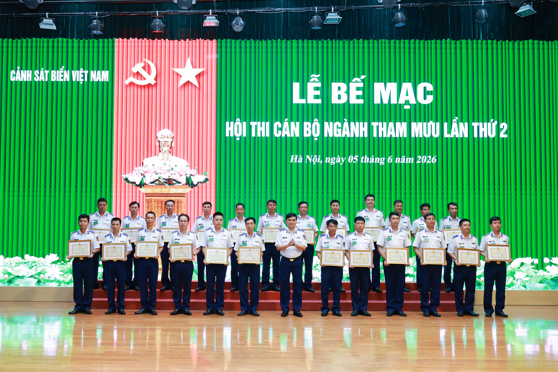 Thiếu tướng Trần Văn Lượng - Ph&oacute; Tư lệnh, Tham mưu trưởng Cảnh s&aacute;t biển Việt Nam trao Giấy khen cho c&aacute;c c&aacute; nh&acirc;n đạt th&agrave;nh t&iacute;ch cao trong từng m&ocirc;n thi.