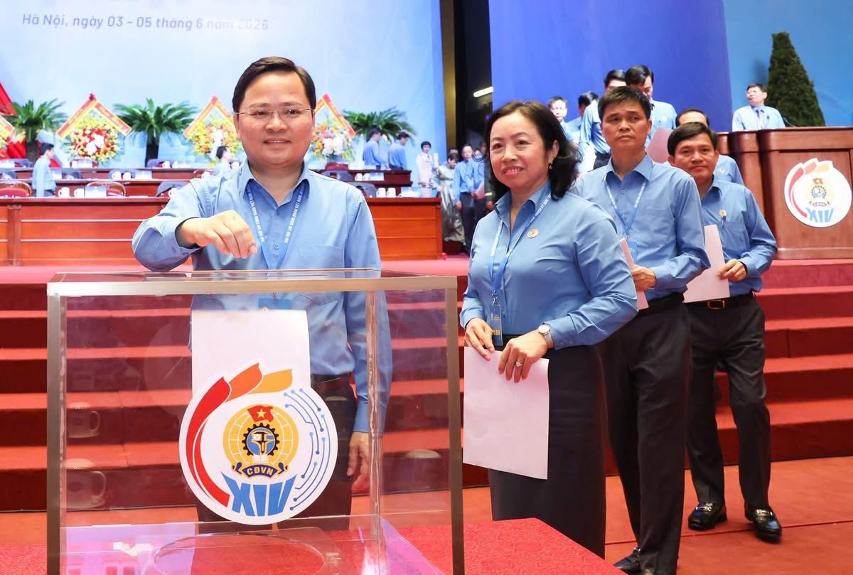 Đồng ch&iacute; Nguyễn Anh Tuấn, Ủy vi&ecirc;n Trung ương Đảng, Ph&oacute; Chủ tịch Ủy ban Trung ương MTTQ Việt Nam, Chủ tịch Tổng LĐLĐ Việt Nam bỏ phiếu bầu Ban Chấp h&agrave;nh Tổng LĐLĐ Việt Nam kh&oacute;a XIV nhiệm kỳ 2026 - 2031.