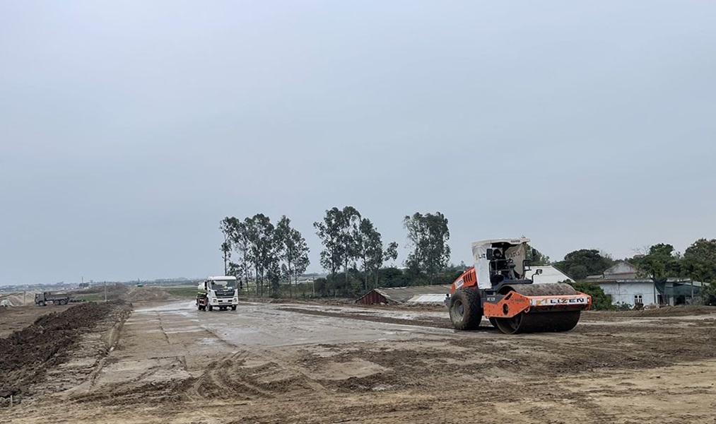 M&aacute;y m&oacute;c thi c&ocirc;ng tại một số dự &aacute;n giao th&ocirc;ng trọng điểm tr&ecirc;n địa b&agrave;n tỉnh.