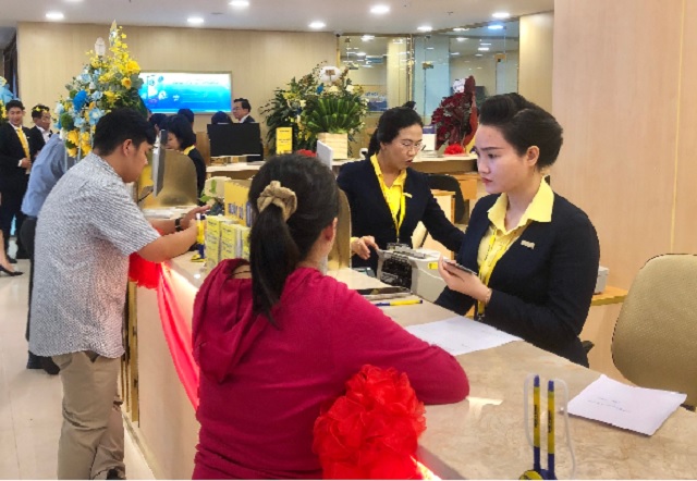 Đ&ocirc;ng đảo kh&aacute;ch h&agrave;ng đến giao dịch tại Nam &Aacute; Bank - Chi nh&aacute;nh Quy Nhơn trong ng&agrave;y khai trương. Ảnh: VH