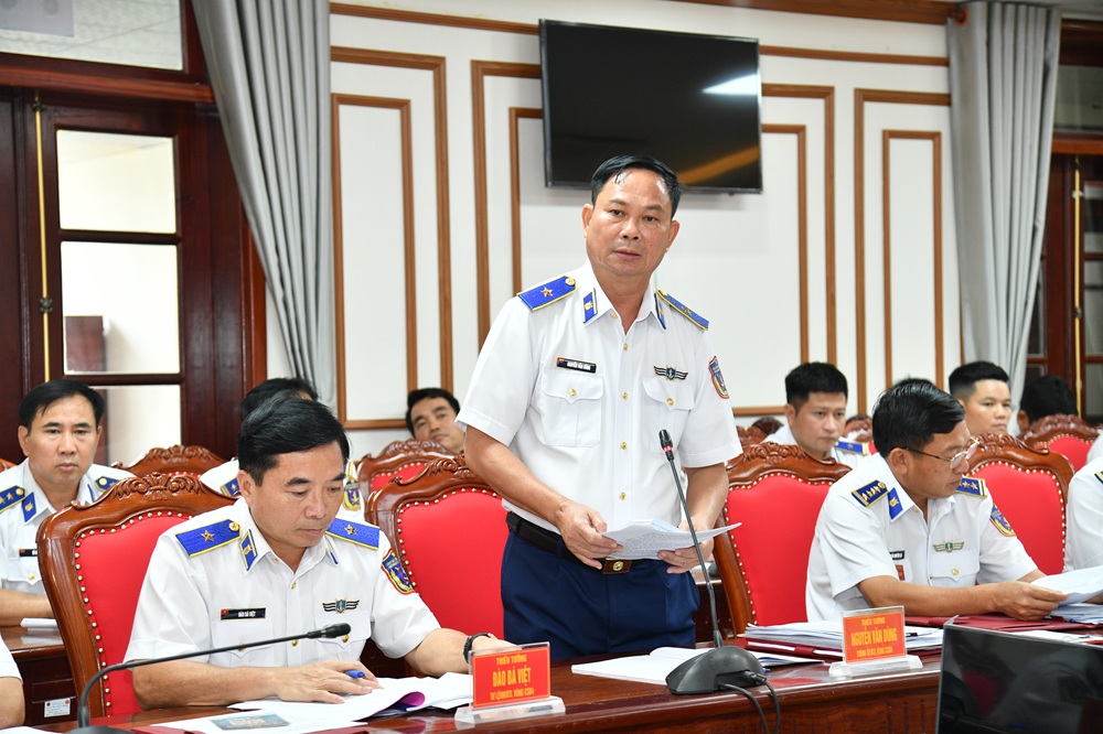 Thiếu tướng Nguyễn Văn Dũng - B&iacute; thư Đảng ủy, Ch&iacute;nh ủy Bộ Tư lệnh V&ugrave;ng Cảnh s&aacute;t biển 4 tr&igrave;nh b&agrave;y b&aacute;o c&aacute;o kết quả thực hiện hoạt động CTĐ, CTCT 6 th&aacute;ng đầu năm 2026.