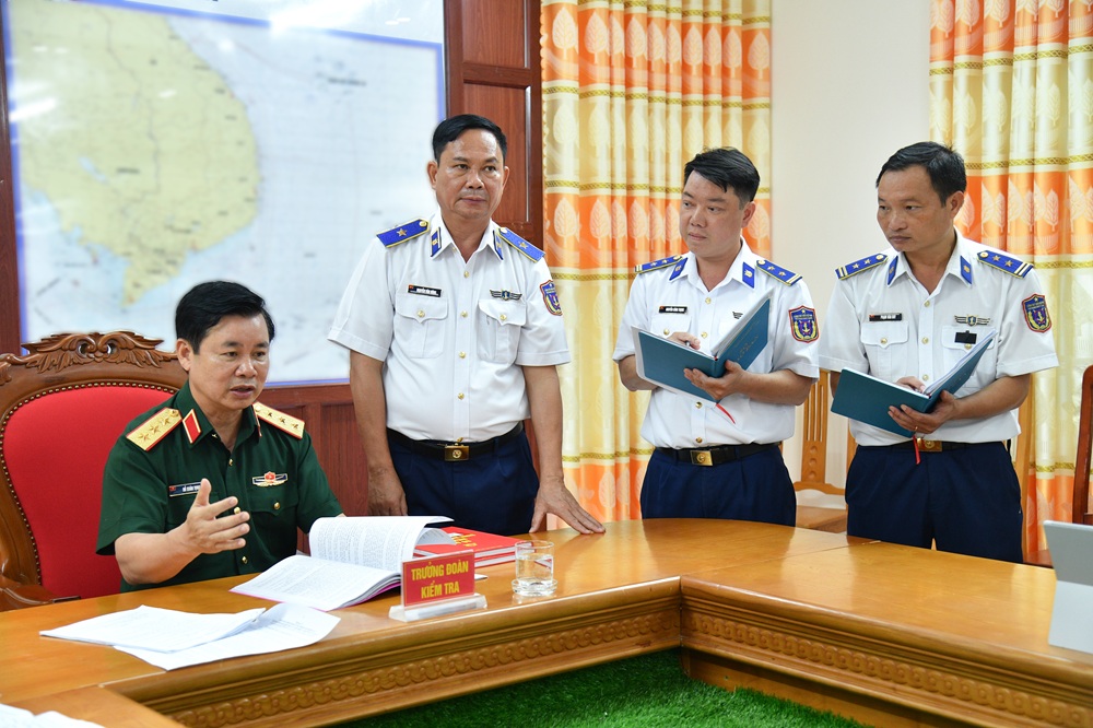Thượng tướng Đỗ Xu&acirc;n Tụng kiểm tra c&ocirc;ng t&aacute;c đăng k&yacute; sổ s&aacute;ch CTĐ, CTCT của Bộ Tư lệnh V&ugrave;ng Cảnh s&aacute;t biển 4