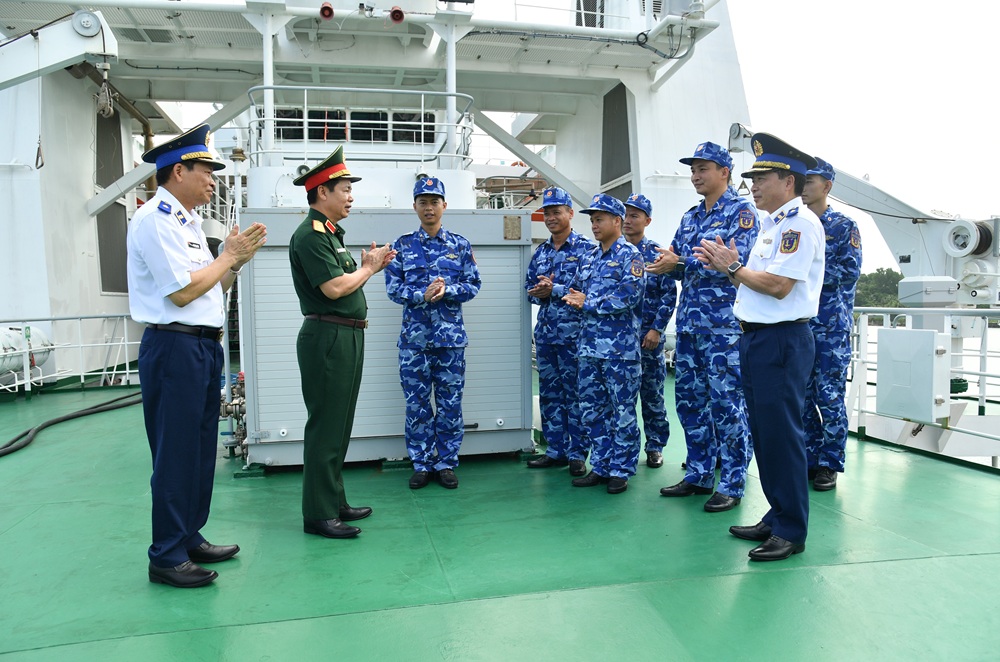 Thượng tướng Đỗ Xu&acirc;n Tụng thăm, động vi&ecirc;n c&aacute;n bộ, nh&acirc;n vi&ecirc;n T&agrave;u CSB 8005, Hải đo&agrave;n 42, Bộ Tư lệnh V&ugrave;ng Cảnh s&aacute;t biển 4.