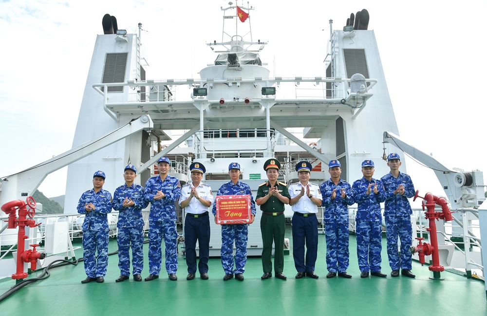 Thượng tướng Đỗ Xu&acirc;n Tụng tặng qu&agrave; động vi&ecirc;n c&aacute;n bộ, nh&acirc;n vi&ecirc;n T&agrave;u CSB 8005, Hải đo&agrave;n 42, Bộ Tư lệnh V&ugrave;ng Cảnh s&aacute;t biển 4.
