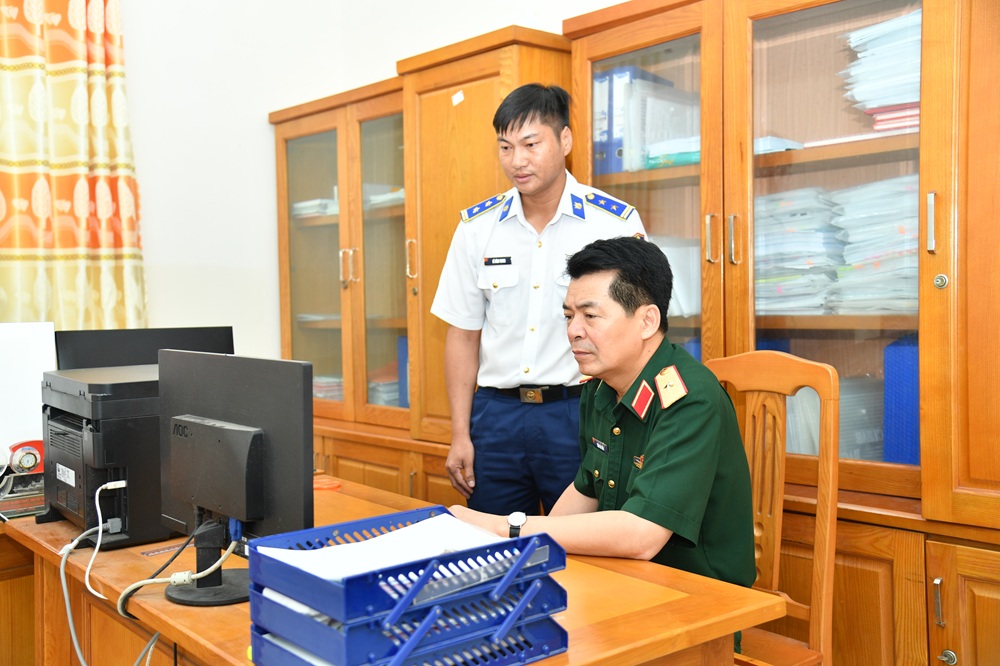 Thiếu tướng Trần Hải Tuấn - Ph&oacute; Cục trưởng Cục C&aacute;n bộ kiểm tra việc sử dụng phần mềm quản l&yacute; c&aacute;n bộ tại Bộ Tư lệnh V&ugrave;ng Cảnh s&aacute;t biển 4