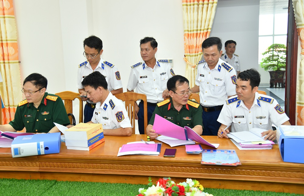 Đo&agrave;n c&ocirc;ng t&aacute;c kiểm tra việc đăng k&yacute; sổ s&aacute;ch; ứng dụng chuyển đổi số trong thực hiện nhiệm vụ.