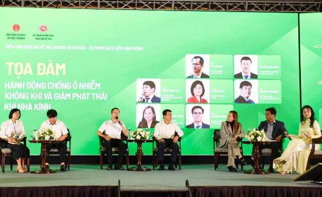 C&aacute;c đại biểu tham gia tọa đ&agrave;m, trao đổi tại diễn đ&agrave;n.