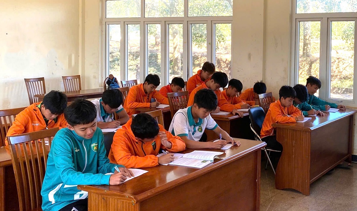 Học vi&ecirc;n của Học viện B&oacute;ng đ&aacute; Nutifood tại lớp học văn hóa
