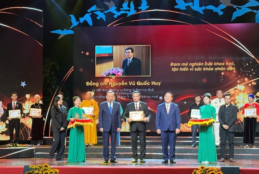 Giáo sư, Tiến sĩ Nguyễn Vũ Quốc Huy đảm nhận quyền Giám đốc Đại học Huế