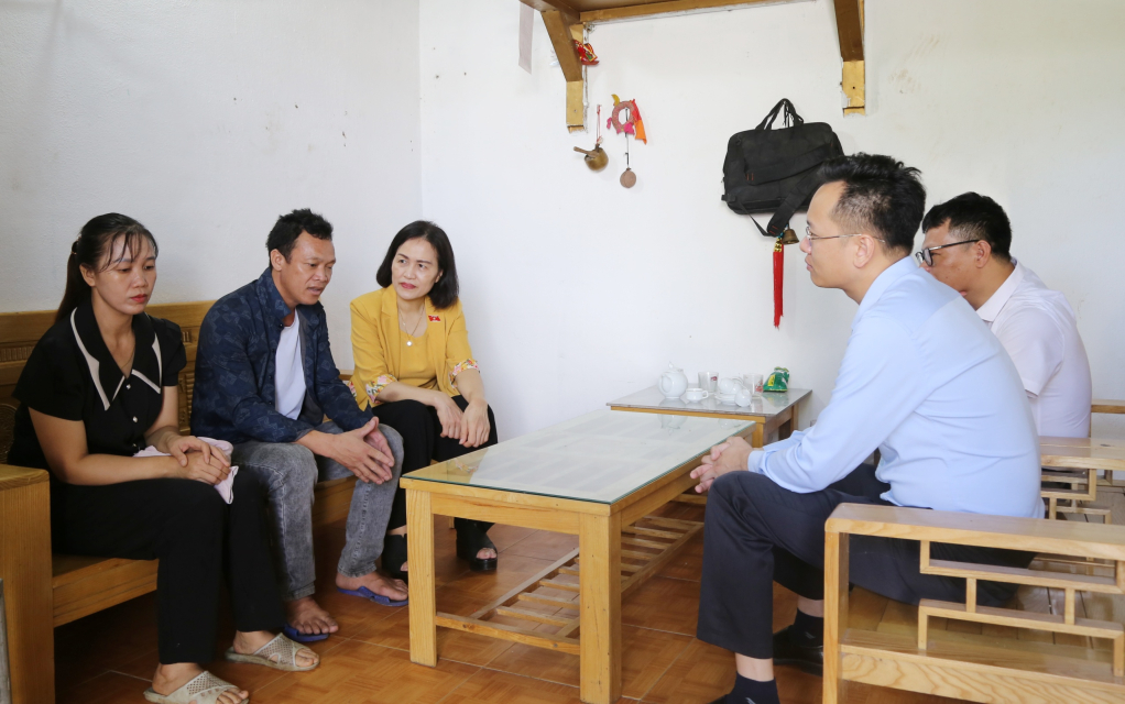 Đoàn ĐBQH tỉnh Quảng Ninh khảo sát thực hiện chính sách pháp luật về đất đai tại xã Đông Ngũ