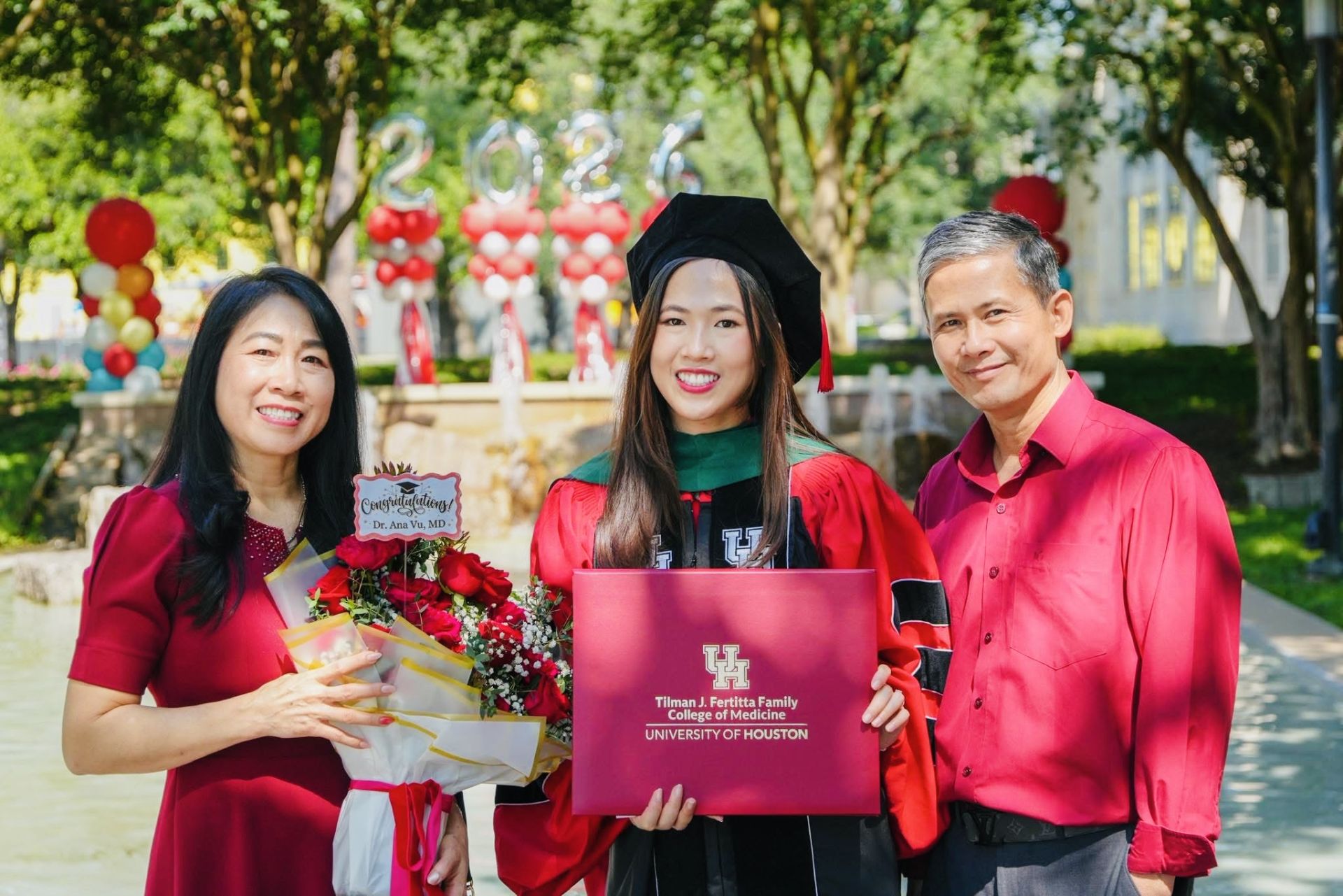 Kiều Nga c&ugrave;ng bố mẹ ng&agrave;y c&ocirc; tốt nghiệp b&aacute;c sĩ tại Mỹ.