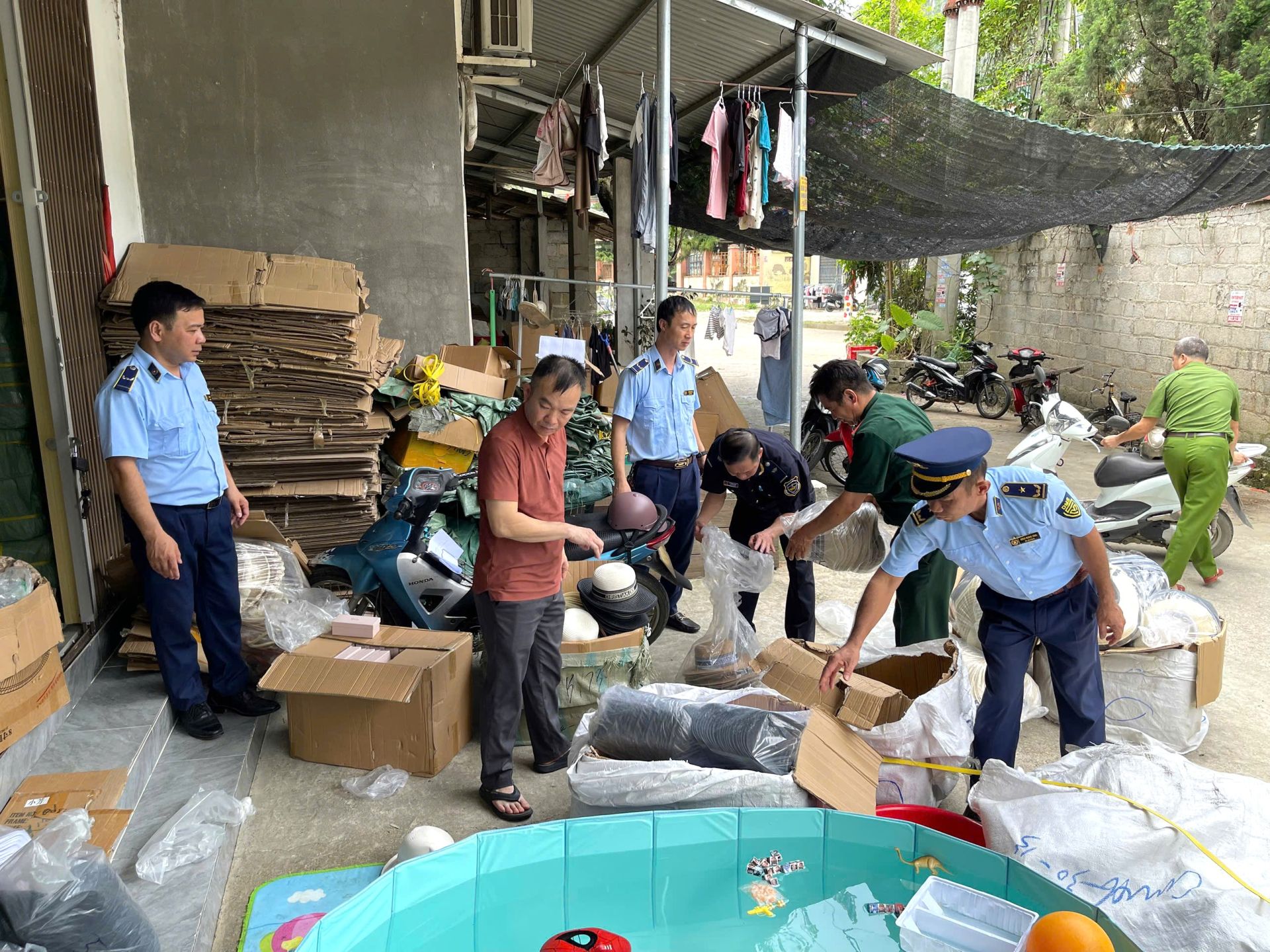 Lạng Sơn: Phát hiện hơn 900 chiếc mũ có dấu hiệu giả mạo các nhãn hiệu nổi tiếng