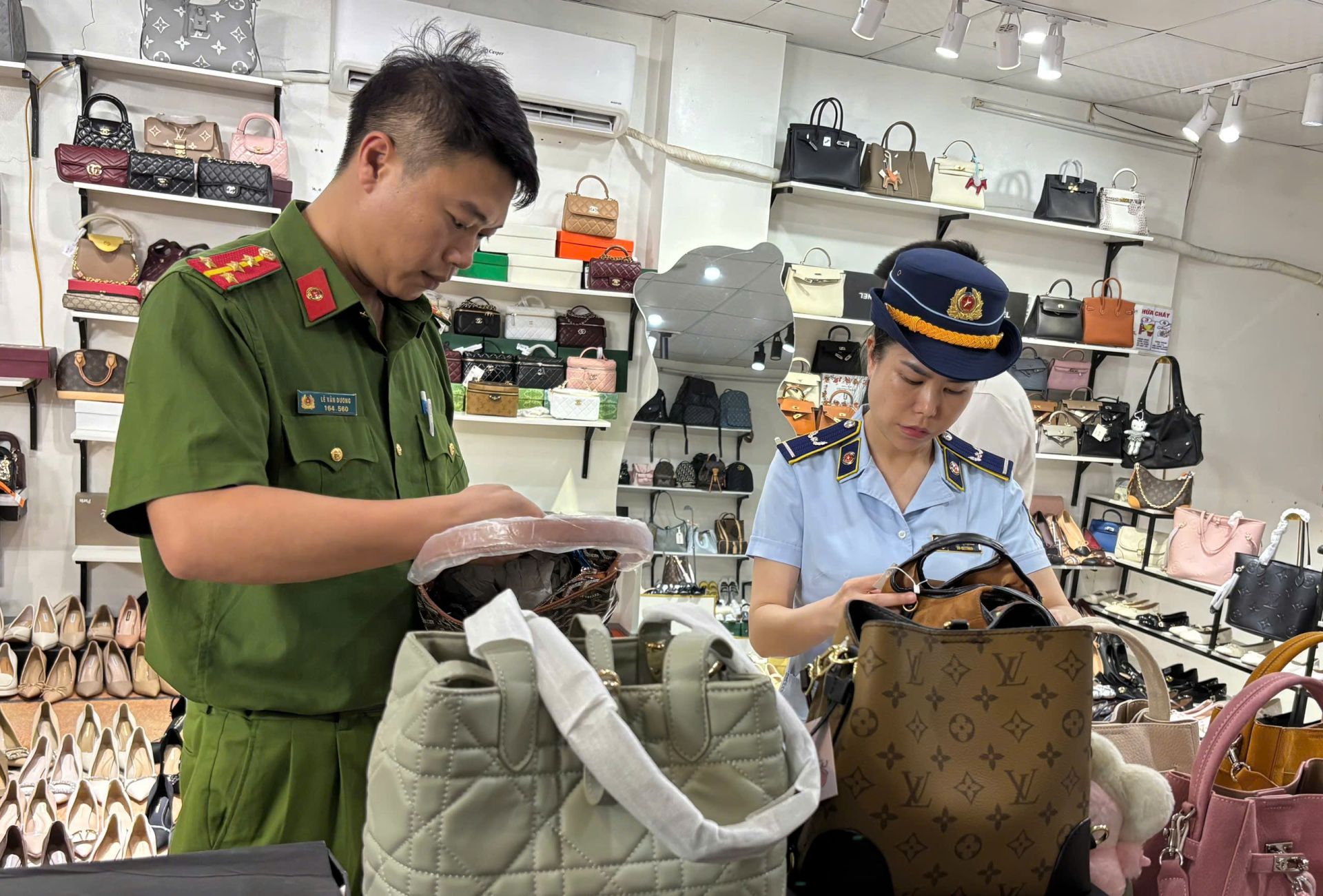 Lạng Sơn: Triển khai quyết liệt, hiệu quả công tác kiểm tra, xử lý hàng hóa vi phạm sở hữu trí tuệ