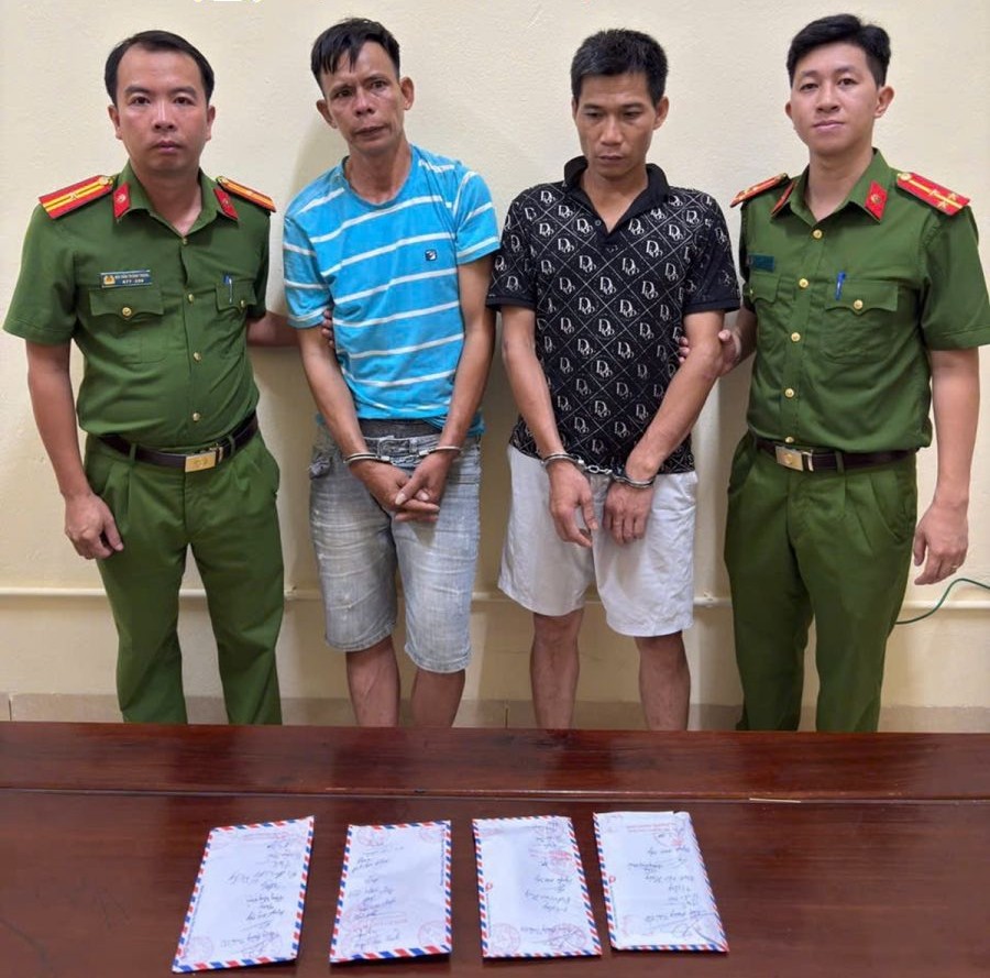 C&ocirc;ng an x&atilde; Gia Hưng bắt giữ 2 đối tượng c&oacute; h&agrave;nh vi mua b&aacute;n tr&aacute;i ph&eacute;p chất ma t&uacute;y