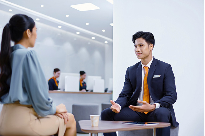 Nh&acirc;n vi&ecirc;n VIB đồng h&agrave;nh c&ugrave;ng kh&aacute;ch h&agrave;ng trong việc hoạch định giải ph&aacute;p bảo vệ v&agrave; t&agrave;i ch&iacute;nh