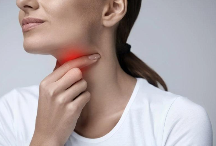 Vi&ecirc;m thanh quản g&acirc;y kh&agrave;n tiếng, đau r&aacute;t họng