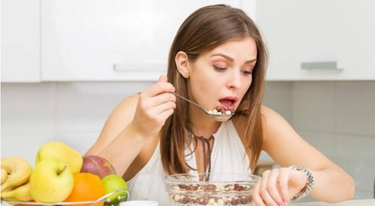 Người bị vi&ecirc;m thanh quản kh&ocirc;ng n&ecirc;n ăn qu&aacute; no hoặc qu&aacute; khuya