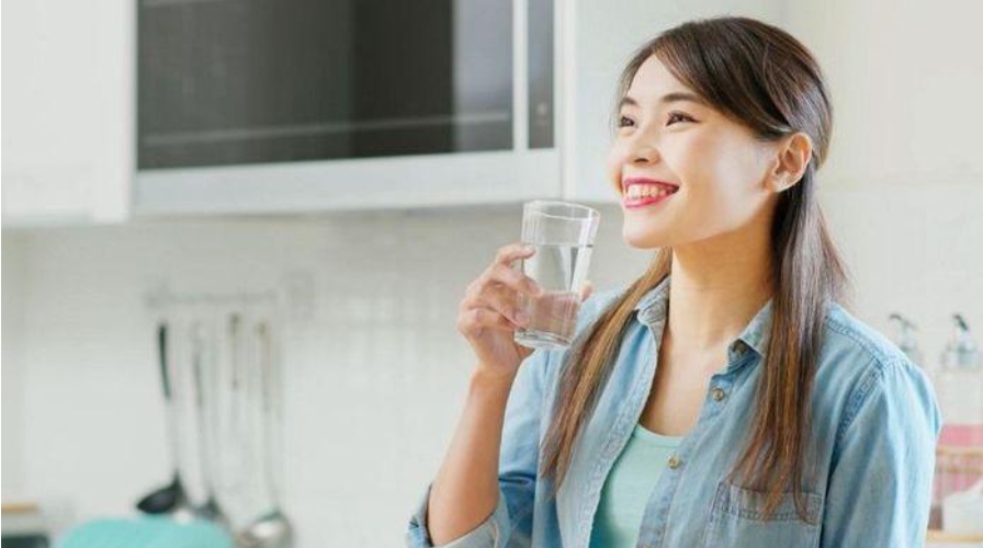 Uống đủ nước gi&uacute;p cải thiện triệu chứng vi&ecirc;m thanh quản