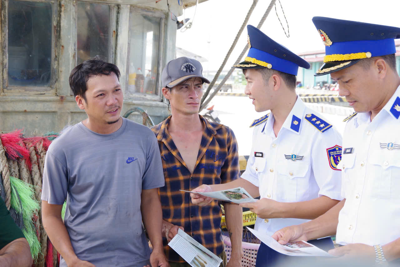 Tổ c&ocirc;ng t&aacute;c ph&aacute;t tờ rơi tuy&ecirc;n truyền cho ngư d&acirc;n