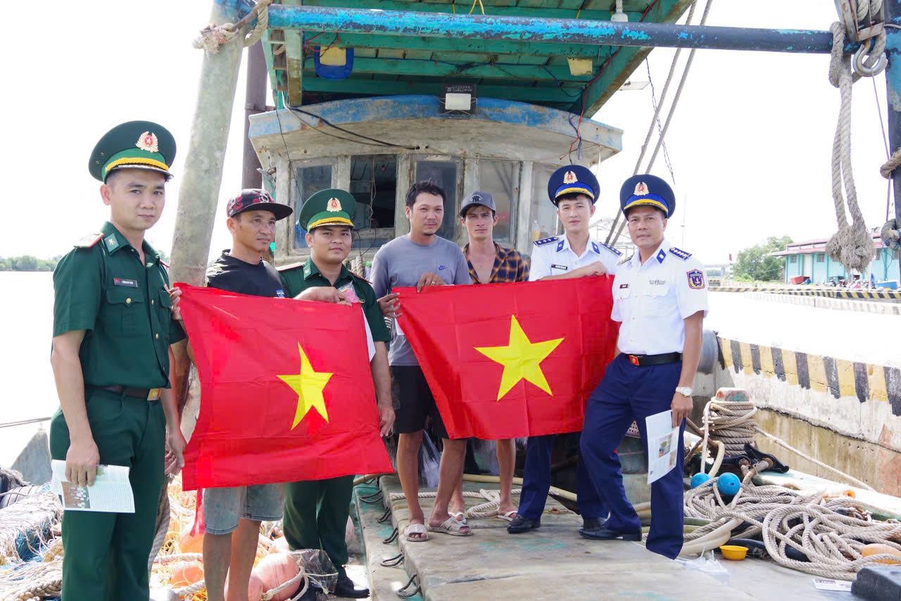 Tổ c&ocirc;ng t&aacute;c tặng cở Tổ quốc cho ngư d&acirc;n