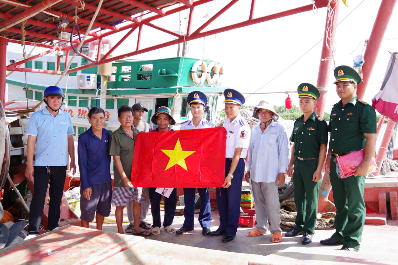 Đoàn Đặc nhiệm PCTP ma túy số 4 tuyên truyền pháp luật cho ngư dân tại cảng cá Gành Hào