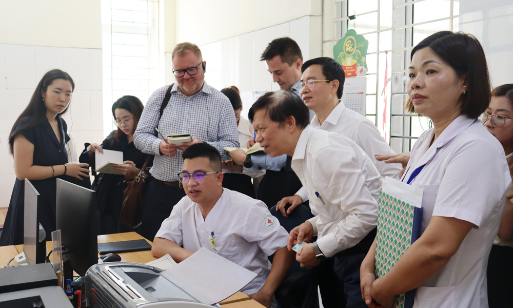Đo&agrave;n c&ocirc;ng t&aacute;c tham quan m&ocirc; h&igrave;nh bệnh &aacute;n điện tử đang triển khai tại Trạm Y tế Đại Lai.